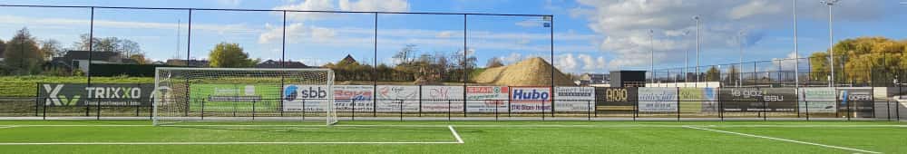 Reclamedoek groot model langs het veld