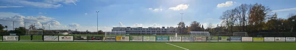 Reclamedoek klein model langs het veld